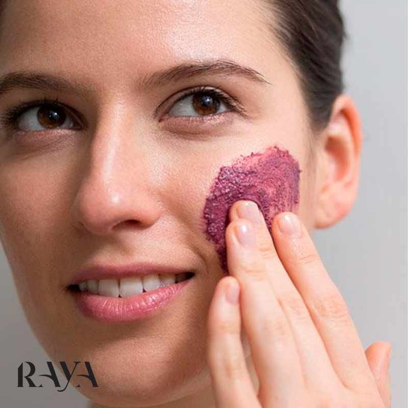 اسکراب لایه بردار ارگانیک صاف و روشن کننده پوست حاوی دانه های ذرت بنفش لولی Loli Purple Corn Grains Organic Smoothing + Perfecting Antioxidant Scrub