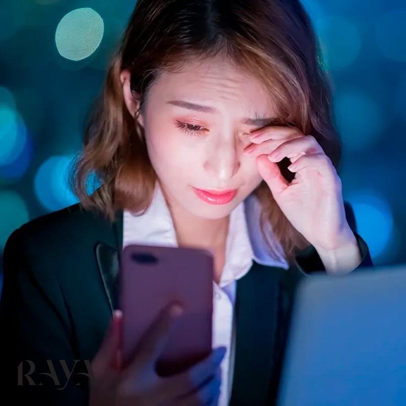 آیا می دانید نور آبی صفحه موبایل و نمایشگرها چه آسیبی به سلامت پوست می رساند؟